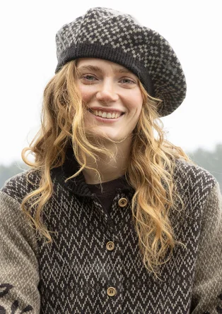 Stickad basker "Nova Scotia" i ull - svart kassis