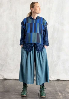 Stickad väst "Rut" i ekologisk/återvunnen bomull - indigoblå/ruta