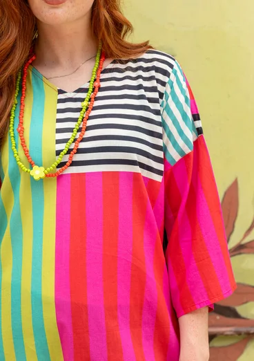 Färgglad randig klänning "Cherai" i ekologisk bomull - smultron