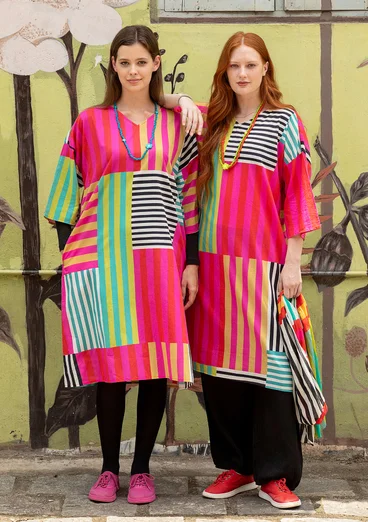 Färgglad randig klänning "Cherai" i ekologisk bomull - smultron