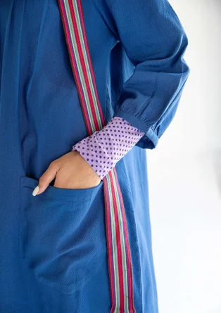 Vävd klänning "Benedita" i ekologisk bomull - porslinsblå