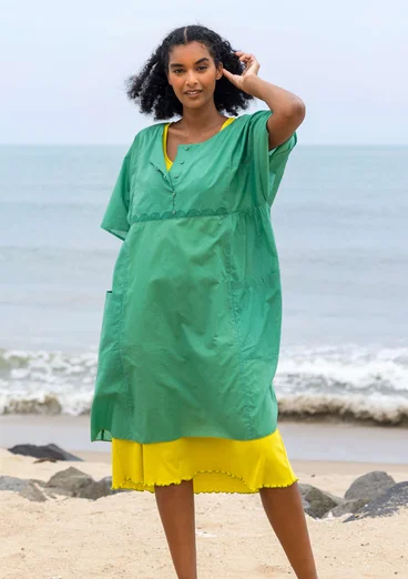 Enfärgad trikåklänning i ekologisk bomull - dijon