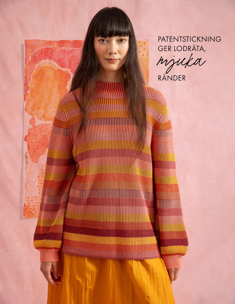 En kvinna klädd i en randig orange stickad tröja från Gudrun Sjödén. 