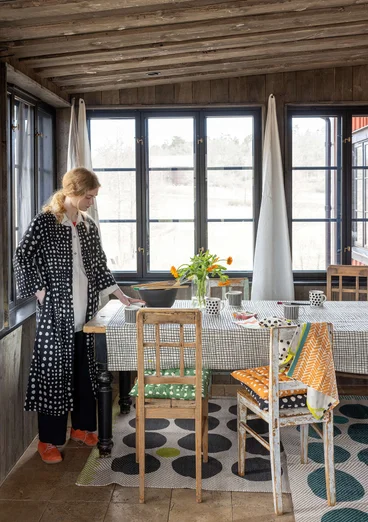 Mugg "Joy" i keramik - svart/rand