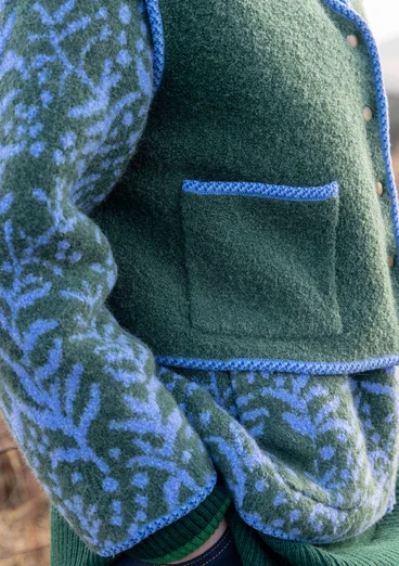 Stickad väst "Sälen" i ullbouclé - monstera