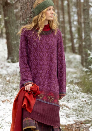 Stickad klänning "Alma" i ekologisk/återvunnen bomull - aubergine