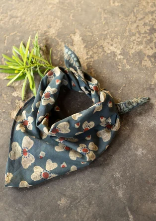 Blommig scarf "Bloom" i ekologisk bomull - mörk indigo
