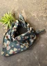 Blommig scarf "Bloom" i ekologisk bomull (mörk indigo En storlek)