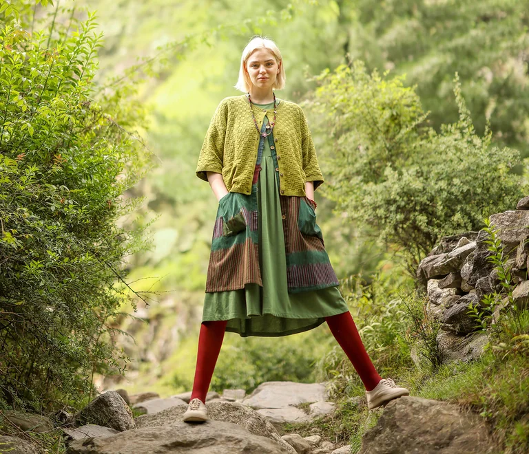 En akvarell med blommor och blad från Gudrun Sjödén.   