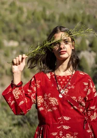 Vävd klänning ”Rose hip” i ekologisk bomull - agatröd